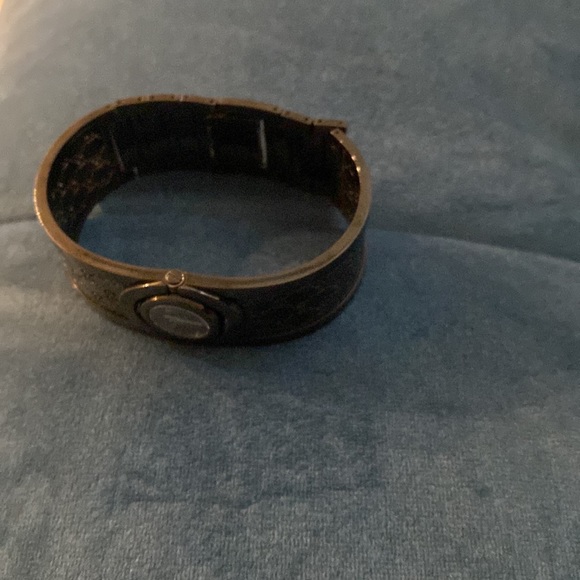 Black color Gucci bangle watch. That watch need battery. Look like new. - Picture 5 of 6